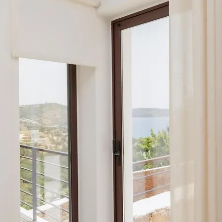 Elaida- πολυτελής βίλα-θέα θάλασσα, μάνη Szkutári