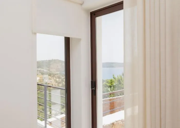 Elaída- πολυτελής βίλα-θέα θάλασσα, μάνη Σκουτάρι